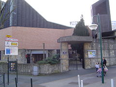 L'entrée de l'église de la Pentecôte.