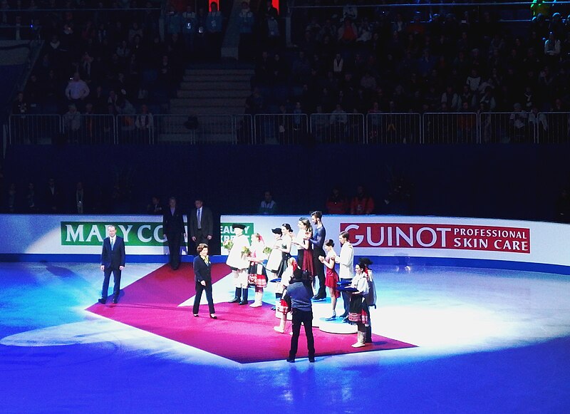 File:Bratislava, 2016 European Figure Skating Championships-ice dance, victory ceremony 01.JPG
