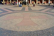Das Hanseatenkreuz auf dem Markt­platz, vor dem Roland
