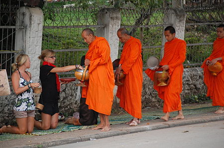 Tập_tin:Buddhist_monks_collecting_alms,_Laos.jpg