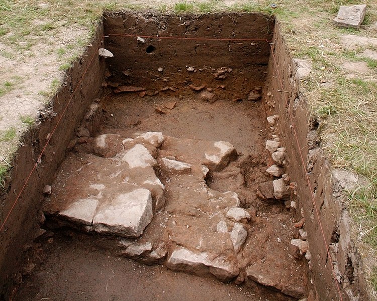 File:Burg Mole 2008 Wohnturm.jpg