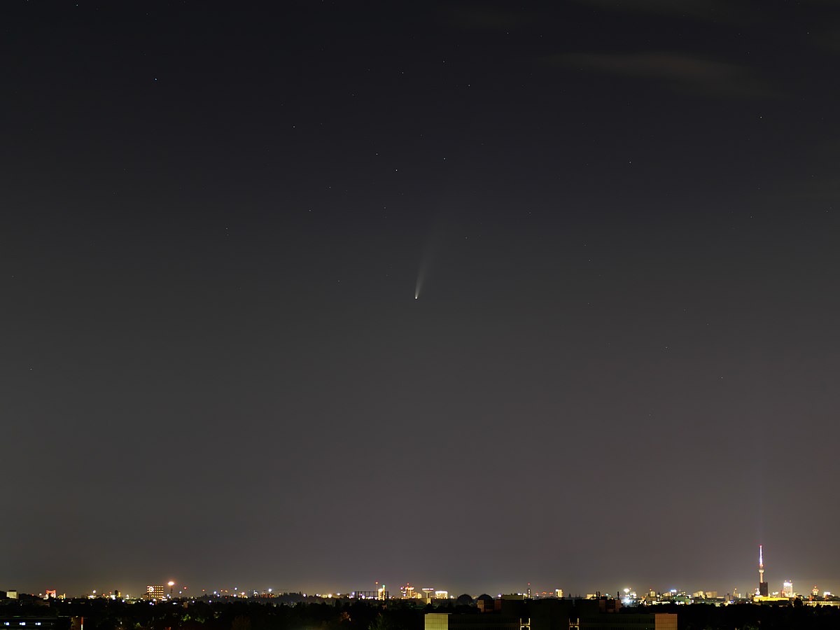 Der trotz der über der Berliner Innenstadt vorhandenen Lichtglocke sichtbare Komet C/2020 F3 (NEOWISE) kurz nach der unteren Kulmination zwei Bogengrad östlich vom nördlichen Meridian im Sternbild Luchs (Lynx) in acht Bogengrad Höhe über dem Horizont.