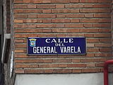 Español: Letrero de la calle del General Varela, Madrid