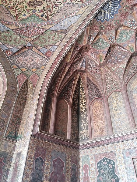 File:Calligrapghy and acoustics design in Wazir Khan Mosque.jpg