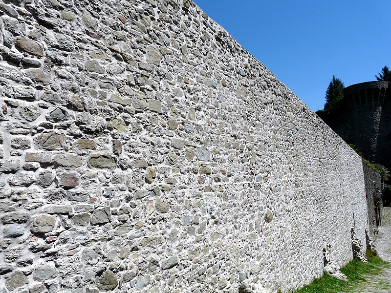 File:Castiglione di Garfagnana-mura e torri11.jpg