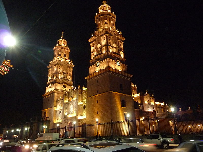 File:Catedral por enfrente de palacio.JPG