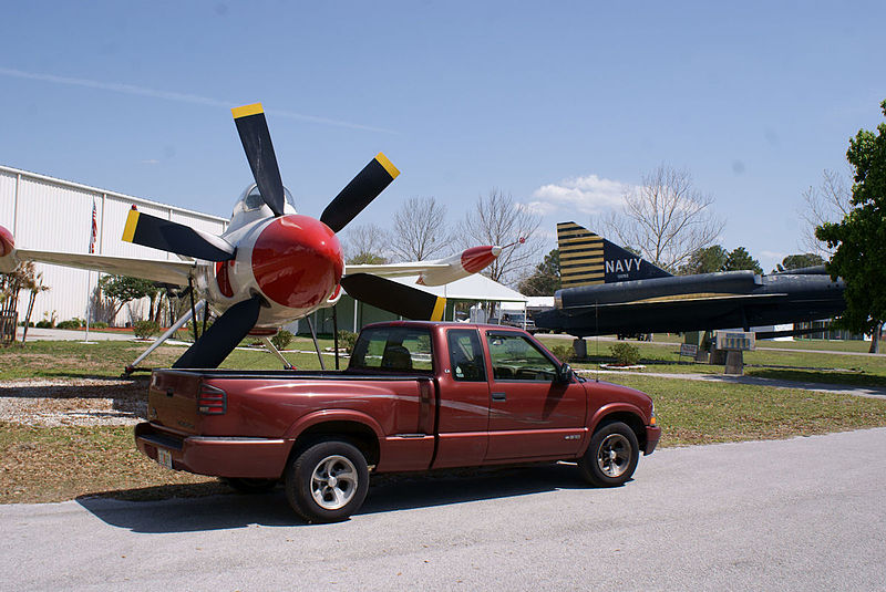 File:Chevrolet S10 1998 Flareside Spinne Convair YF2Y-1 Sea Dart 135765 and Lockheed XFV-1 Salmon SNF Setup FLAirMuse 27March2010 (14443885557).jpg