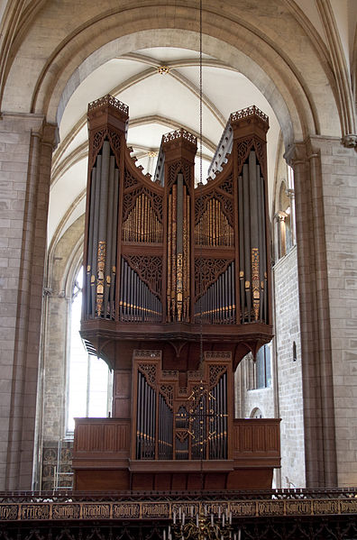 File:Chichester Cathedral Organ 2 (5696133663).jpg