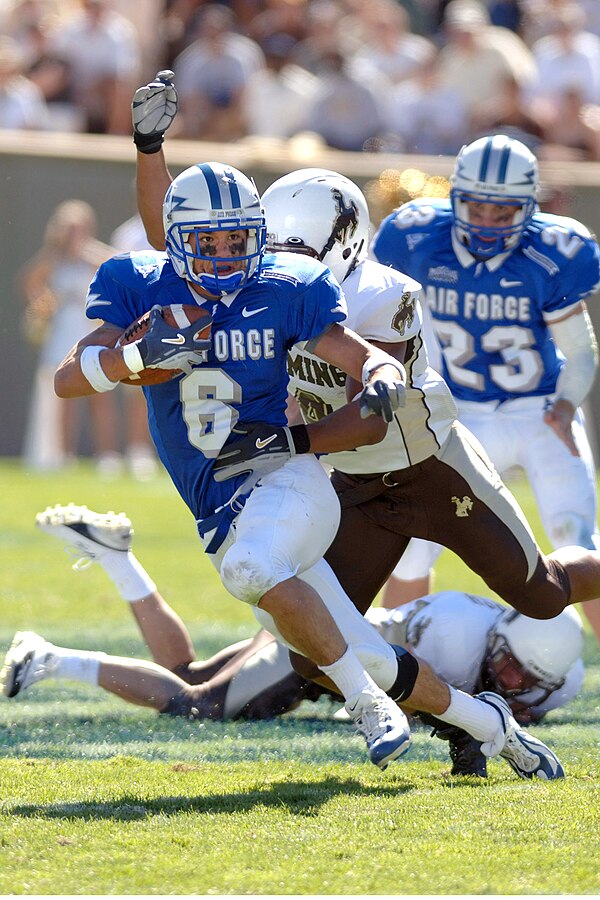 Chris Sutton of Air Force returning a punt in 2003