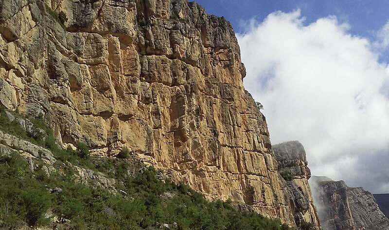 File:Cingles de la Serra de Sis (Baixa Ribagorça).jpg