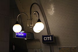 Détail d'un luminaire caractéristique de la station, installé en 1988.