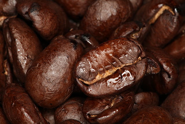 Grains de café arabica de variété Maragogype.\n (définition réelle 5 616 × 3 744)