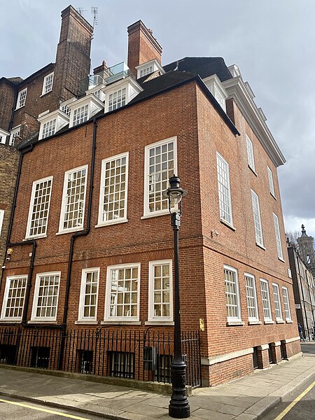 File:Corner House, corner of Great Peter and Cowley Street, Westminster, March 2022.jpg