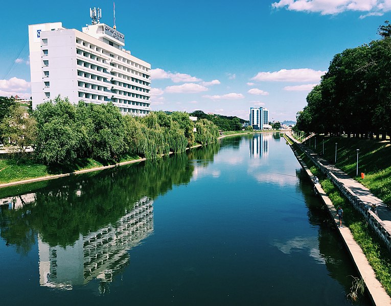 File:Crișul Repede river, with Continental Hotel, DobleTree by Hilton Hotel and Olympic Swimming Pool in the background.jpg