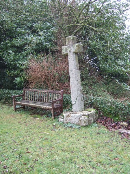 File:Cross in churchyard of Shillingford St George - geograph.org.uk - 1149475.jpg