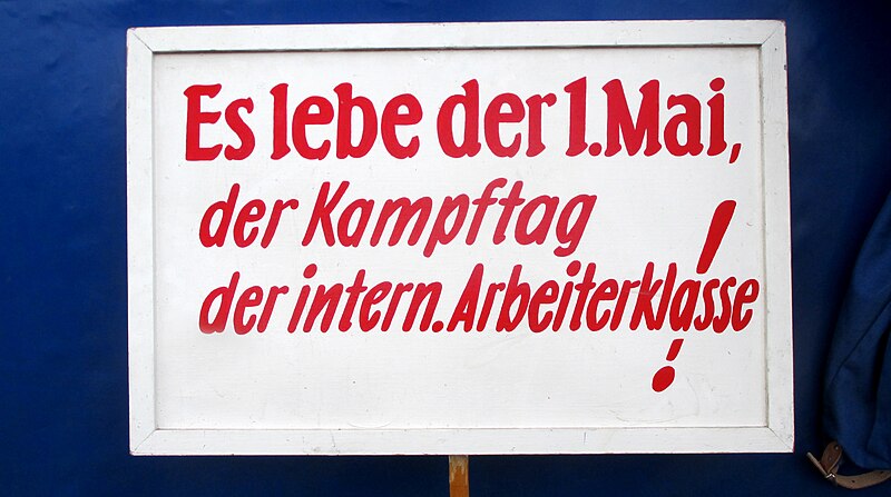 File:DDR - Schild um 1960 - "Es lebe der 1. Mai, der Kampftag der intern. Arbeiterklasse!" - Bild 001.jpg