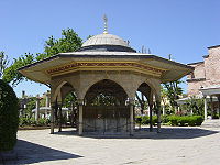DSC03812 Istanbul - Aya Sophia - Fontana ottomana per abluzioni (1740) - Foto G. Dall'Orto 24-5-2006.jpg