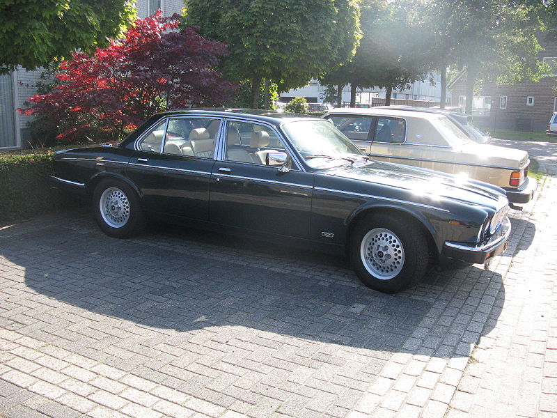 File:Daimler Double-Six (10210411616).jpg