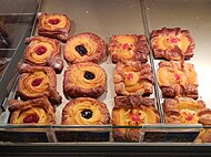 Several types of Yonderian pastry in a bakery in Collinebourg