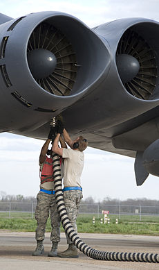 Defense.gov News Photo 120306-F-KN424-910 - Летчик 1-го класса Кванн Петерс слева и старший летчик Брайан Тернер вместе с 20-м отделом технического обслуживания самолетов отсоединяют шланг самолета от a.jpg