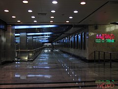 De fotogalerij “Metro” in de rechte wandelgang boven het spoor