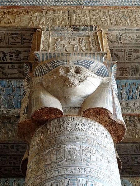 File:Dendera Tempel Pronaos 12.jpg