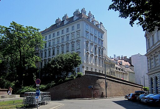 Blick ostwärts auf Mölker Bastei und Pasqualati-Haus (links die Stufen des Liebenberg-Denkmals)