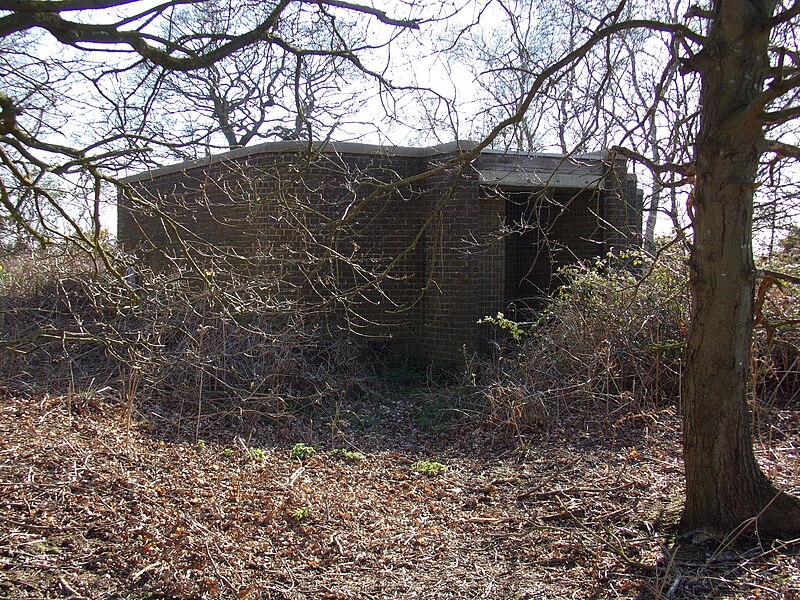 File:Disused Public Conveniences - geograph.org.uk - 6119101.jpg