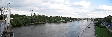 Dnieper River, on left the bridge to Monastic Island, on right the Eastern part of the three km long Promenad