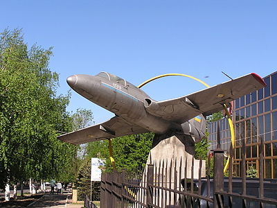 Памятники xi. Памятник самолета в Донецке. Луганск памятник самолет. Л-29 памятники самолетам на Украине. Авиационные памятники.