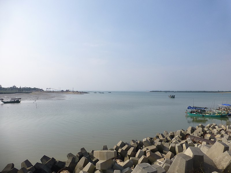 File:Donghai Island - P1580301 - Dongcan Village - dike.JPG