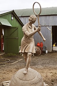 Dorothy Round Micul portret statuie în bronz.jpg