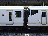 付属編成と基本編成の連結部。左側がクモハE257形。 2006年8月14日 甲府駅