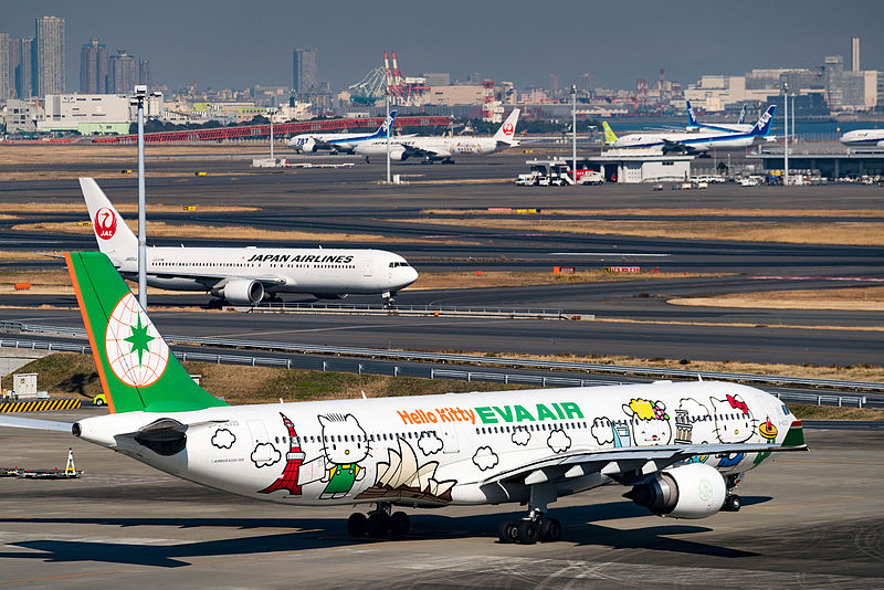 File:EVA Airways (Hello Kitty Around The World livery), Airbus A330-302, B-16333 (24290481235).jpg