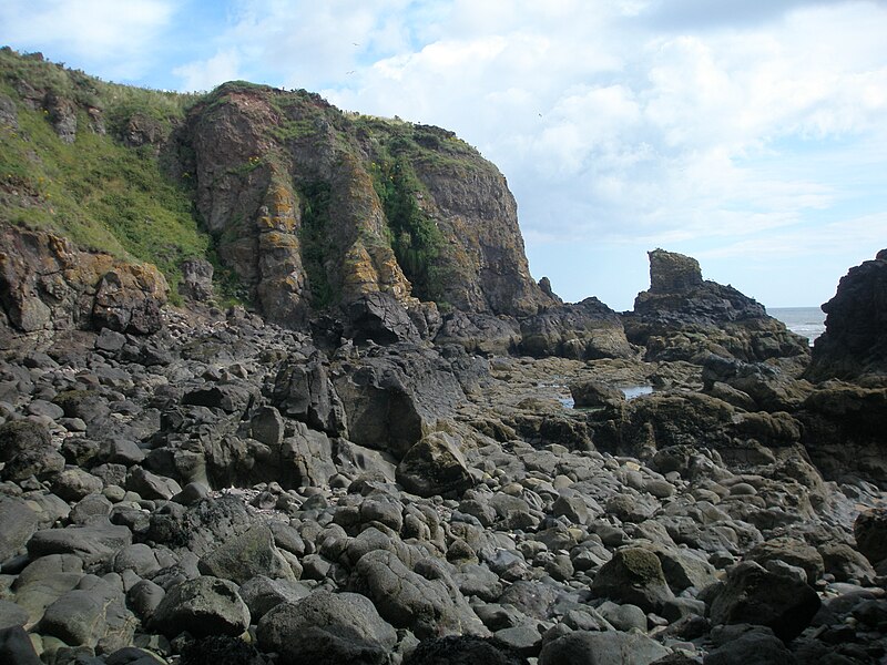 File:Eroded coast at Rickle Craig - geograph.org.uk - 5862470.jpg