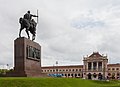 Статуя короля Томіслава на тлі фасаду вокзалу