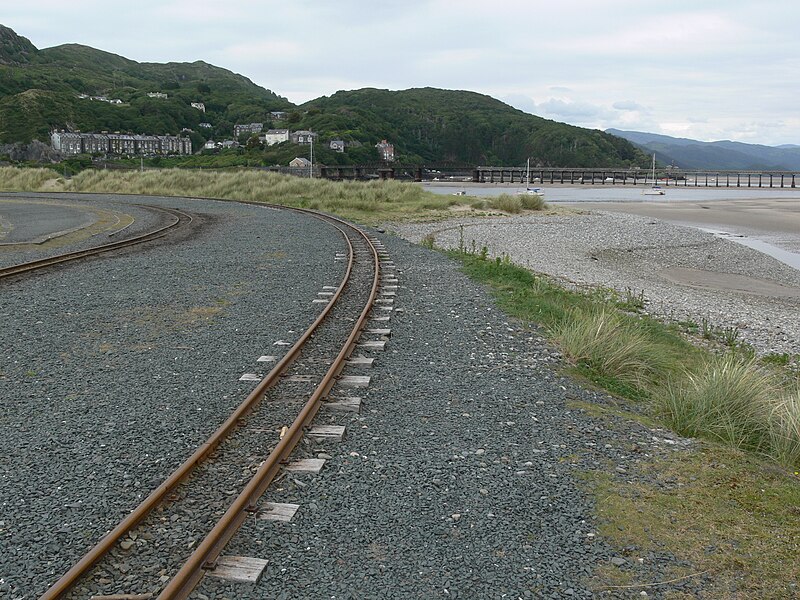 File:Fairbourne narrow gauge railway line - geograph.org.uk - 3006040.jpg