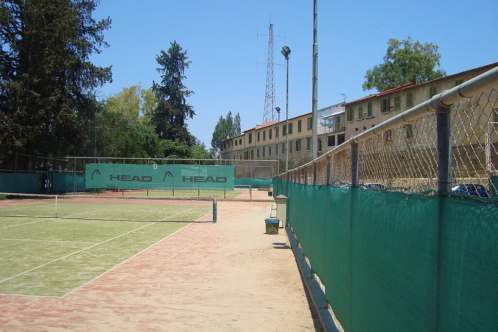 pagar lapangan tenis