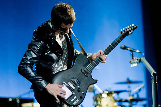 Matt Bellamy in 2009 in Oakland. Te zien is hoe hij zijn ingebouwde Kaoss Pad-controller op zijn gitaar met de vingers bespeelt.