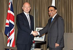 Foreign Secretary William Hague meeting President Asif Ali Zardari of Pakistan in London, 30 June 2011. (5888360774)