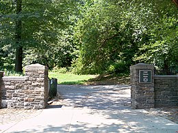 Uma entrada do parque, ladeada por postes de pedra