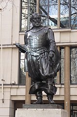 Frontal View of the John Smith Statue in London.jpg