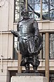 Frontalansicht der John-Smith-Statue in London.jpg