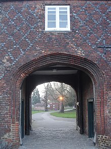 Looking out from Tudor courtyard Fulham Palace, London 07.JPG