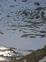 Persone che attraversano la Laguna Grande in inverno. La Laguna arriva a congelarsi completamente.