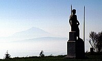 Stagira: Aristoteles-Statue vor Athos