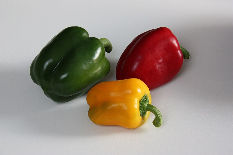 https://upload.wikimedia.org/wikipedia/commons/thumb/8/85/Green-Yellow-Red-Pepper-2009.jpg/800px-Green-Yellow-Red-Pepper-2009.jpg