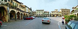 Vista della piazza nel lato opposto della chiesa