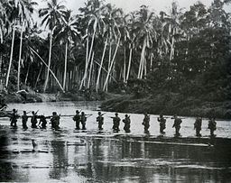 En patrulje med amerikanske marinekorpssoldater korser Matanikau River på Guadalcanal i september 1942.