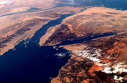 Fotografie Sinajského poloostrova, Suezského zálivu a Akabského zálivu (pravá část fotografie) z oběžné dráhy